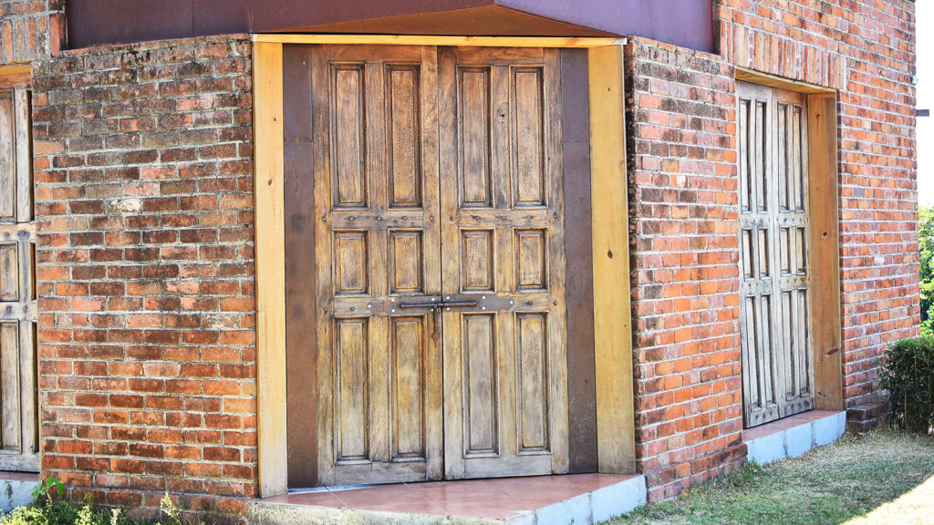 Entrada del salón para eventos en Las Tres Piedras