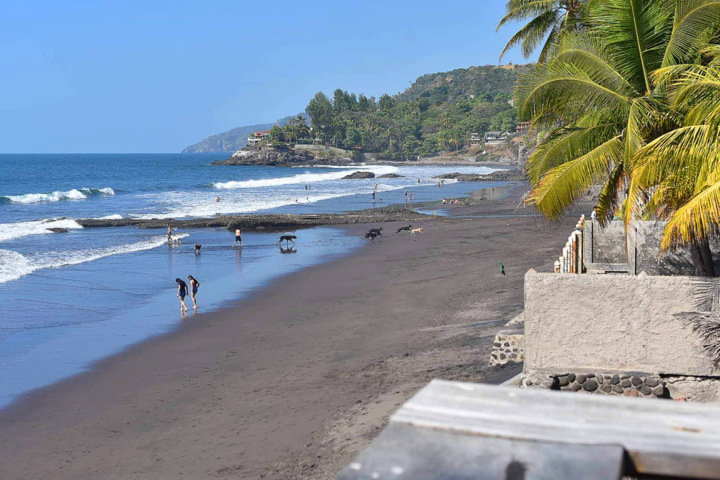 Vista de Playa el zonte, La Libertad. Increíbles olas