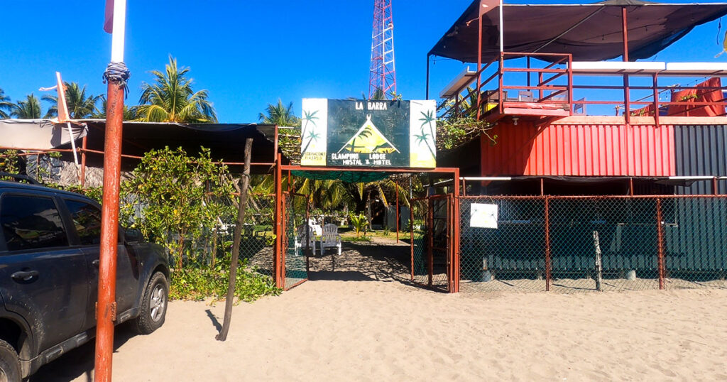 Entrada de La Barra Glamping Lodge Hostal & Hotel