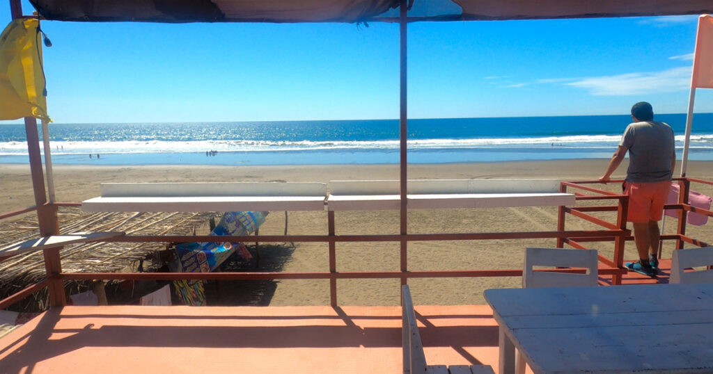 Hermosa vista a la playa de la Barra de Santiago